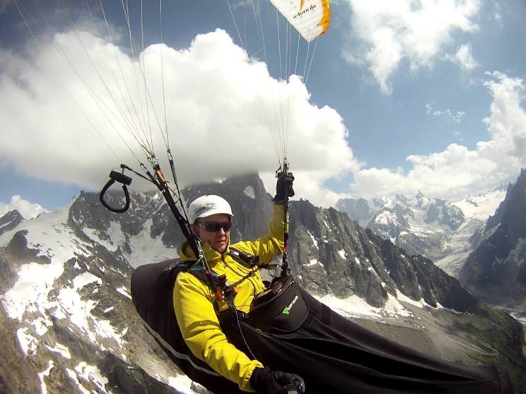 Vol en parapente devant Les Drus a Chamonix
