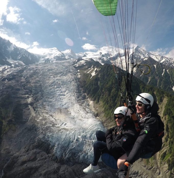 Biplace parapente devant le glacier des Bossons a Chamonix